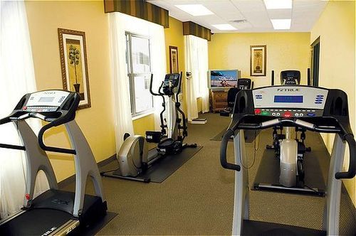 Country Inn & Suites - DEAL – Hotels Near Royal Caribbean Freedom Of The Seas + Free Parking and Breakfast- Port Canaveral, Florida