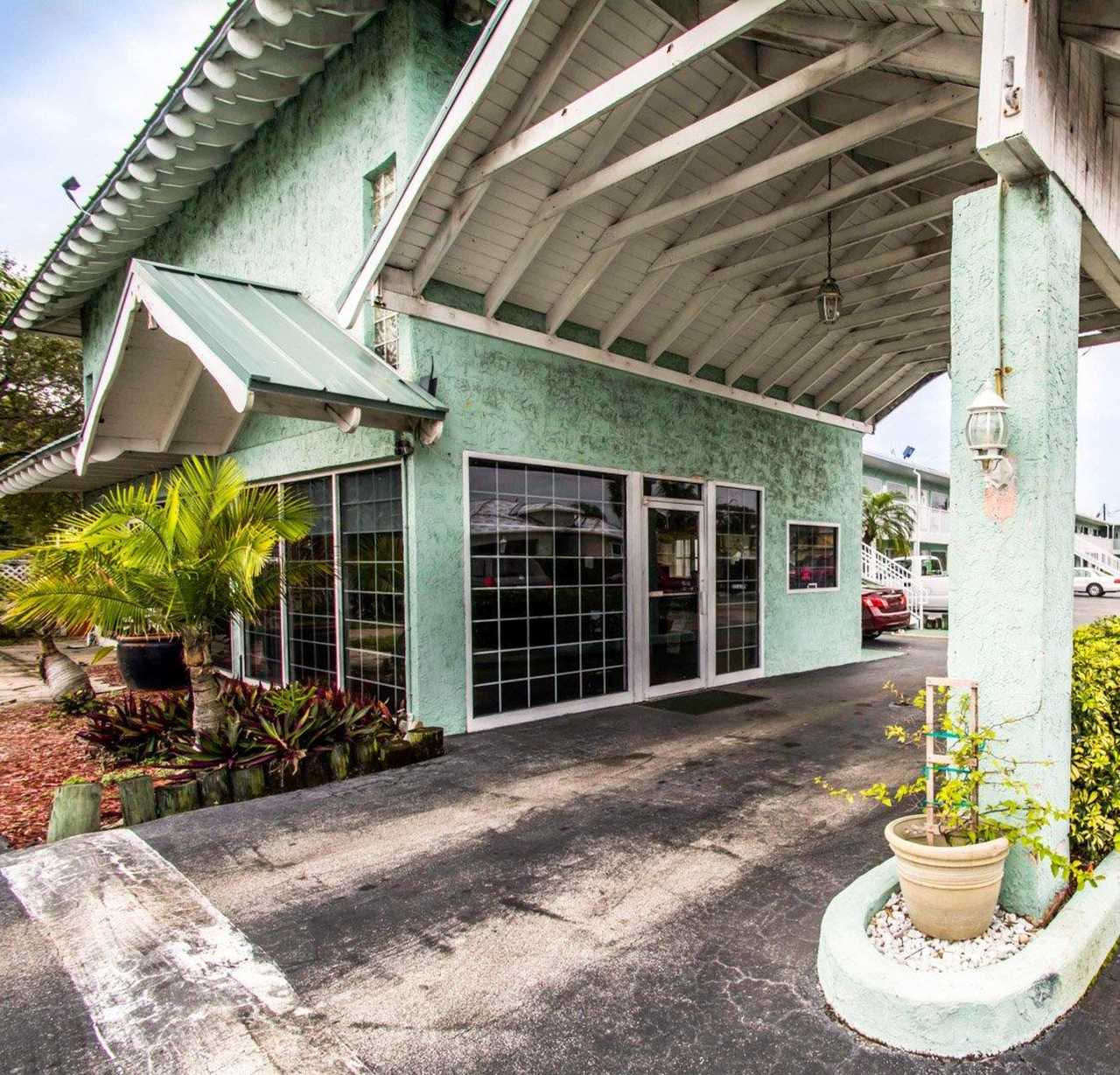 Econo Lodge Cocoa Beach - $99 – Port Canaveral Hotel w/ Free Parking Econo Lodge Cocoa Beach